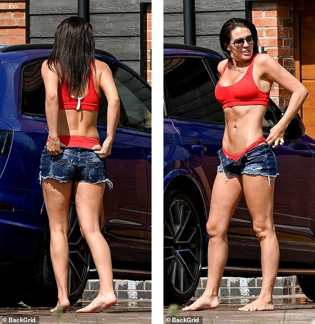 Cựu Hoa hậu Anh mặc bikini rửa xe, hết nghịch nước với con lại ôm hôn chồng ảnh 13