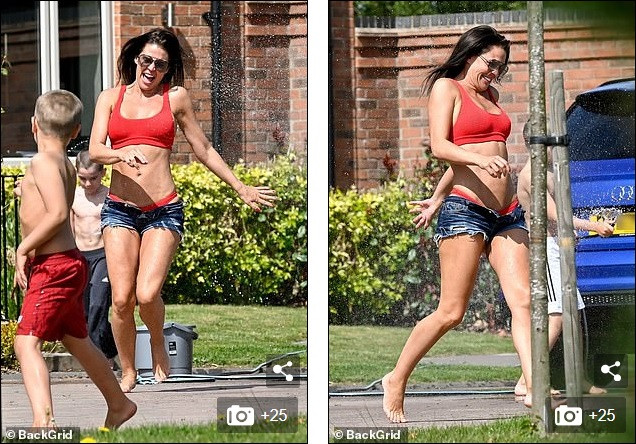 Cựu Hoa hậu Anh mặc bikini rửa xe, hết nghịch nước với con lại ôm hôn chồng ảnh 7