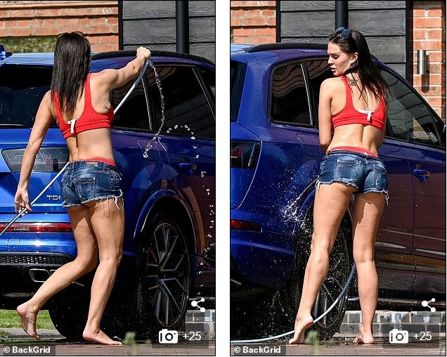 Cựu Hoa hậu Anh mặc bikini rửa xe, hết nghịch nước với con lại ôm hôn chồng ảnh 2