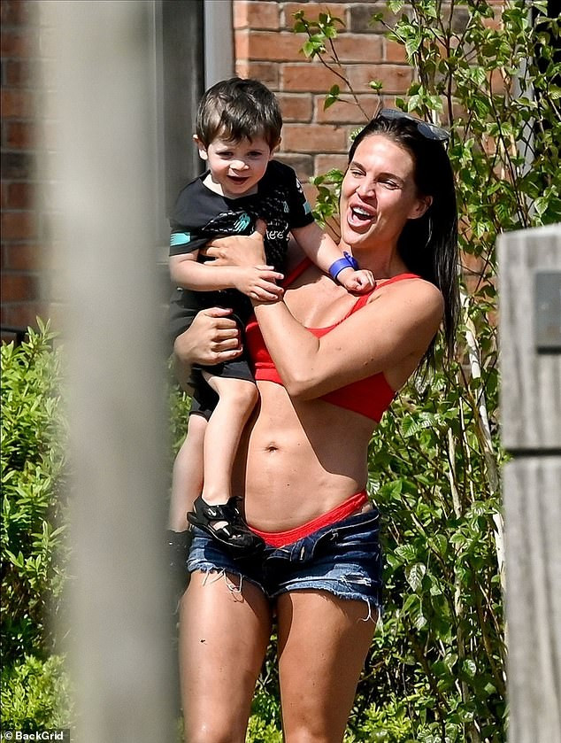 Cựu Hoa hậu Anh mặc bikini rửa xe, hết nghịch nước với con lại ôm hôn chồng ảnh 12