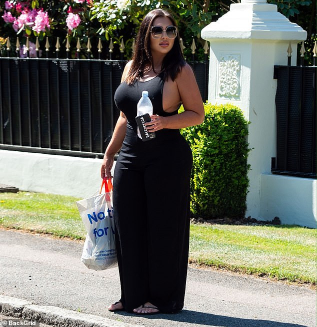 ‘Nóng mặt’ với bộ đồ khoét nách lộ vòng một không nội y của Lauren Goodger ảnh 4