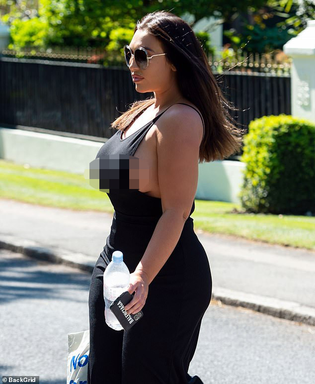 ‘Nóng mặt’ với bộ đồ khoét nách lộ vòng một không nội y của Lauren Goodger ảnh 3