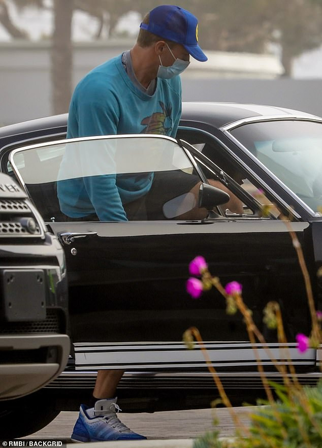 ‘Thả rông’ ra đường, mỹ nhân ‘50 sắc thái’ bị dân mạng chỉ trích ảnh 2