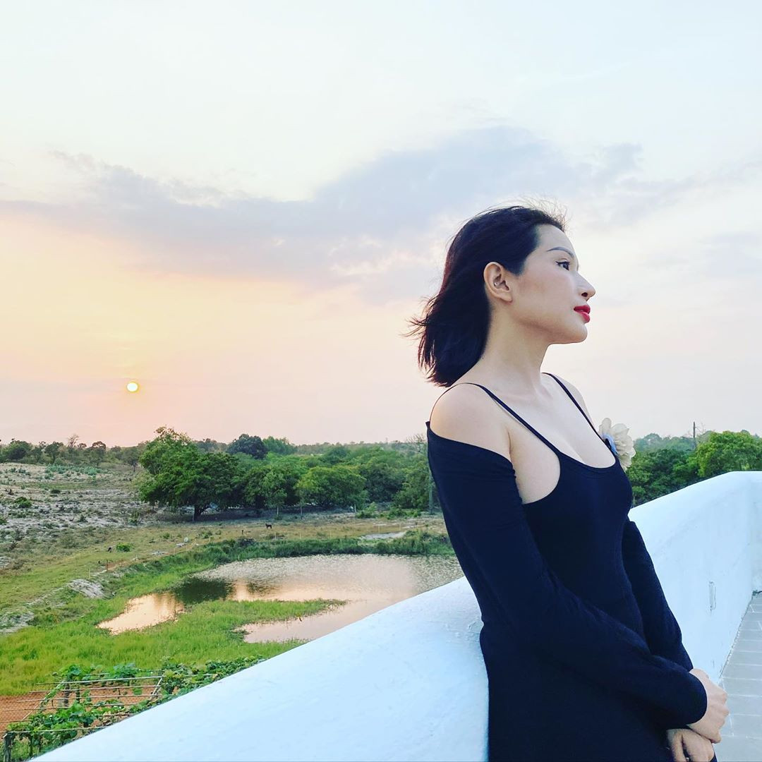 Sao Việt cách ly ngày 22: Tú Hảo tung ảnh khỏa thân, Quốc Nghiệp khoe cơ bụng 6 múi ảnh 2