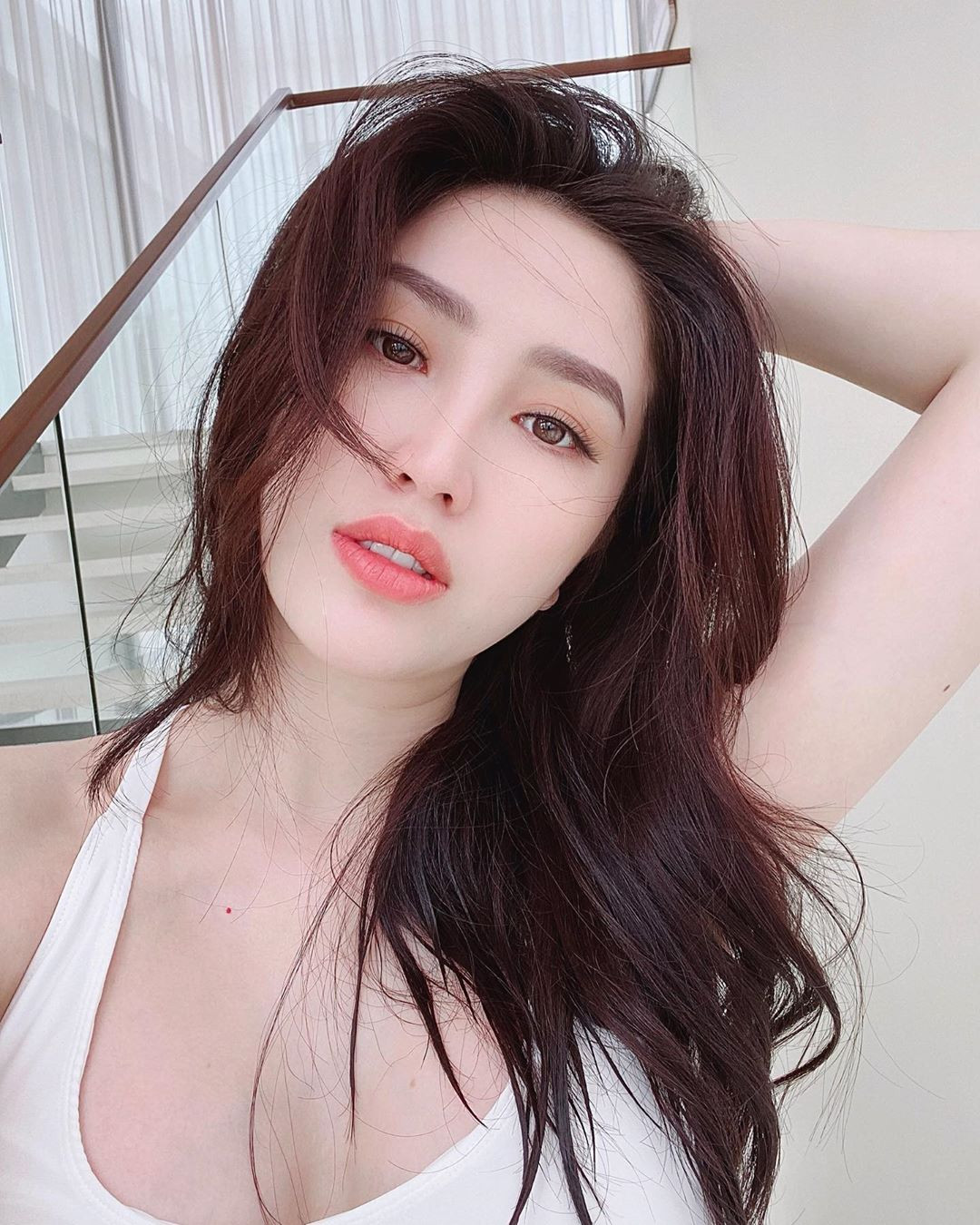 Sao Việt cách ly ngày 22: Tú Hảo tung ảnh khỏa thân, Quốc Nghiệp khoe cơ bụng 6 múi ảnh 3