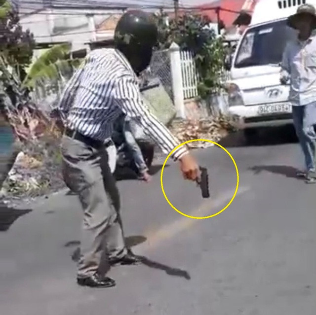 Bản tin 8H: Người đàn ông rút súng sau va chạm giao thông ảnh 1