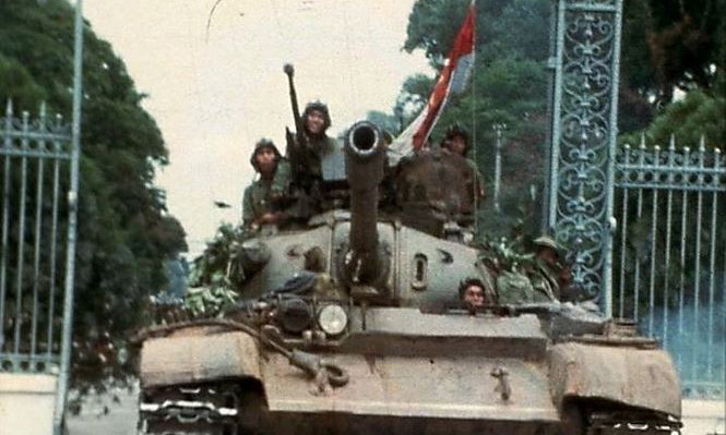 Nhiều điểm du lịch đóng cửa, người dân Hà Nội đổ ra các tuyến phố lớn dịp lễ 30/4 ảnh 27 Nhiều điểm du lịch đóng cửa, người dân Hà Nội đổ ra các tuyến phố lớn dịp lễ 30/4 ảnh 27