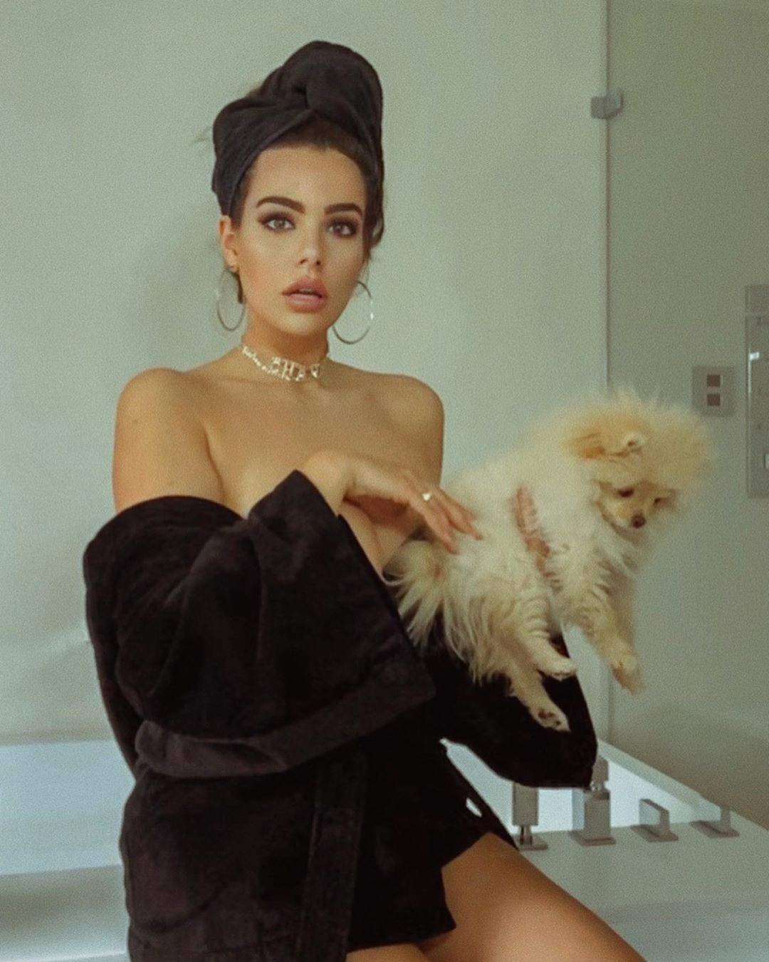 Nàng mẫu ngoại cỡ Nadine Mirada siêu gợi cảm trong bộ ảnh Facetime mùa dịch ảnh 8