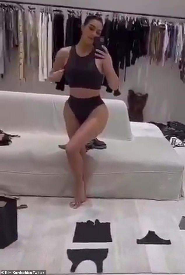 Kim Kardashian tung ảnh bikini ở biển khiến fan trầm trồ ảnh 9