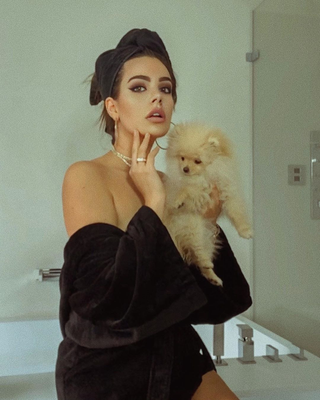 Nàng mẫu ngoại cỡ Nadine Mirada siêu gợi cảm trong bộ ảnh Facetime mùa dịch ảnh 9