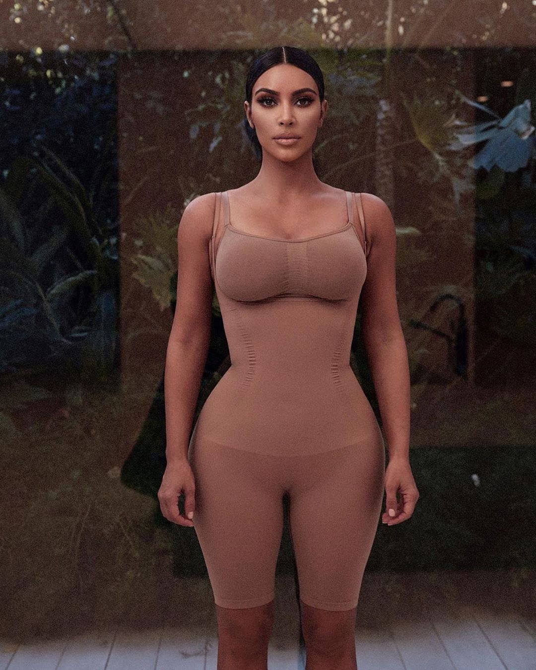 Kim Kardashian tung ảnh bikini ở biển khiến fan trầm trồ ảnh 8
