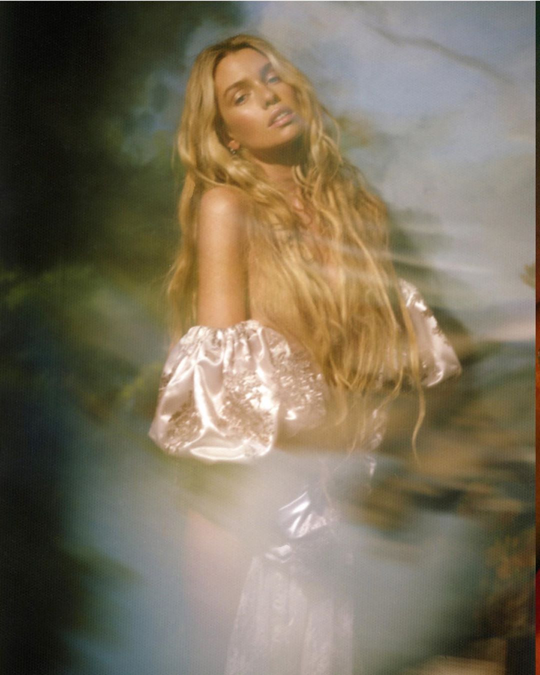 Nàng mẫu người Bỉ toát lên thần thái ma mị đầy cuốn hút. 'Thiên thần nội y' Stella Maxwell hở bạo trên bìa tạp chí ảnh 2