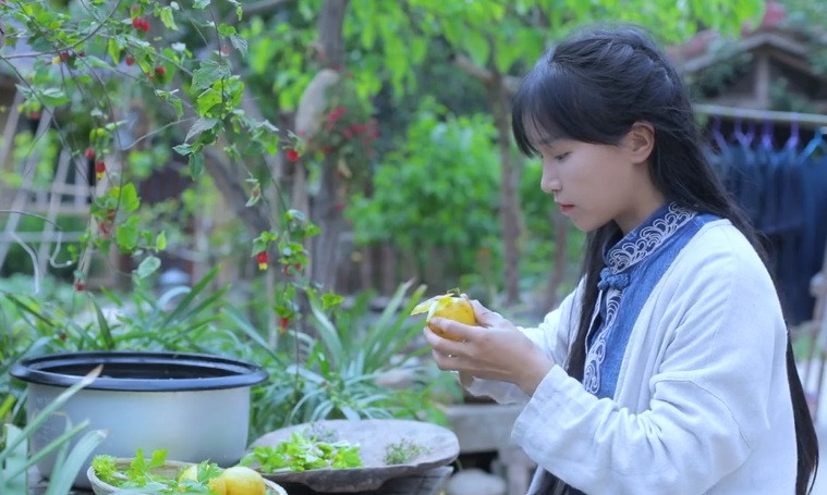 Clip 'tiên nữ đồng quê' Lý Tử Thất tự trồng chế biến các món với tỏi hút triệu view ảnh 2