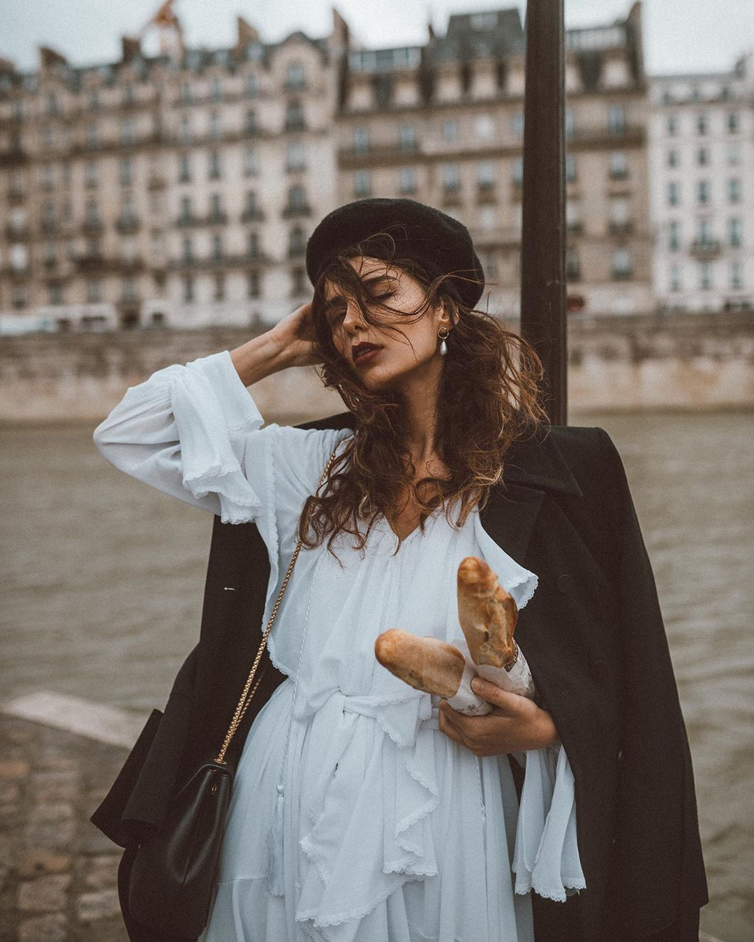 Cách ly ở Paris, nữ blogger và bạn trai mỗi ngày tung một clip 'lầy lội' hết cỡ ảnh 3