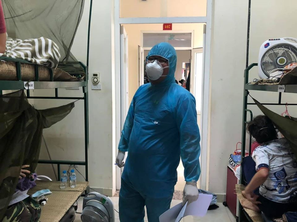 Thương lắm chú bộ đội dáng lom khom cúi gập để cảm ơn đồng bào! ảnh 2