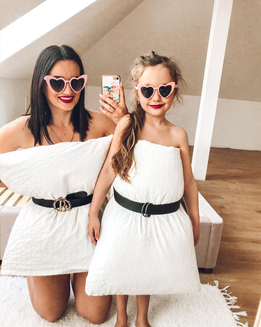 Hội bạn thân Chi Pu sang chảnh với trào lưu dùng gối ngủ làm... váy ảnh 12