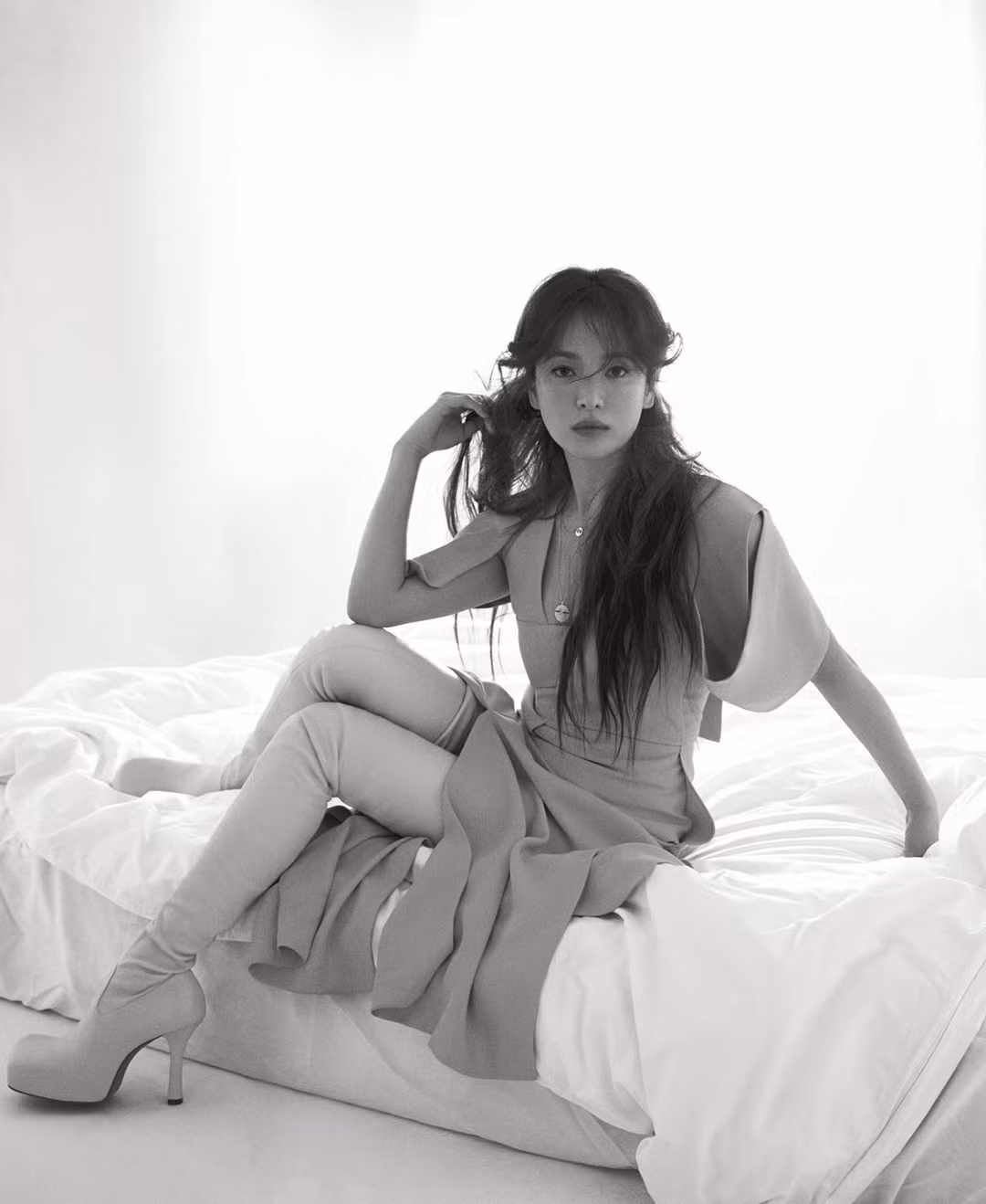 Song Hye Kyo vai trần gợi cảm hững hờ ảnh 7