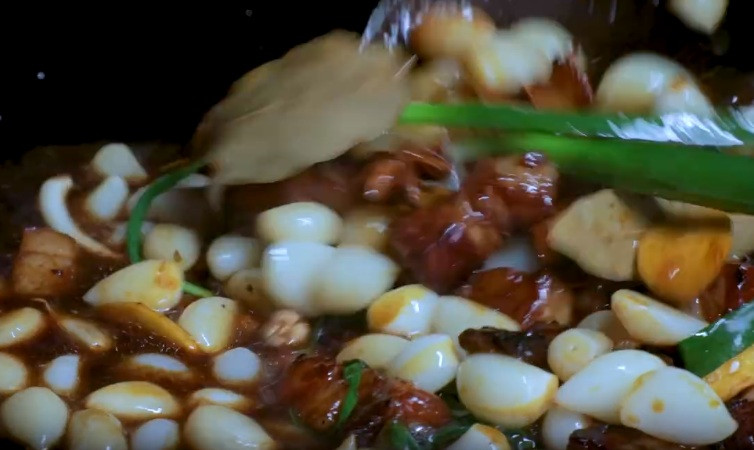 Clip 'tiên nữ đồng quê' Lý Tử Thất tự trồng chế biến các món với tỏi hút triệu view ảnh 5