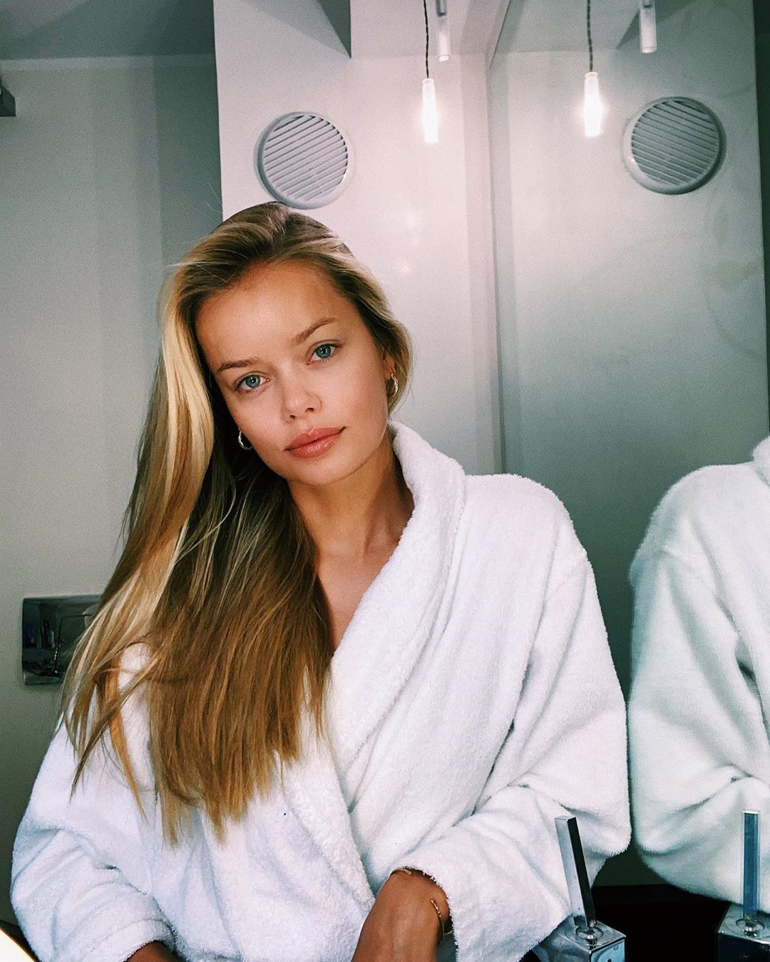 'Búp bê tóc vàng' Frida Aasen diện bikini tôn dáng vóc tạc tượng ảnh 10