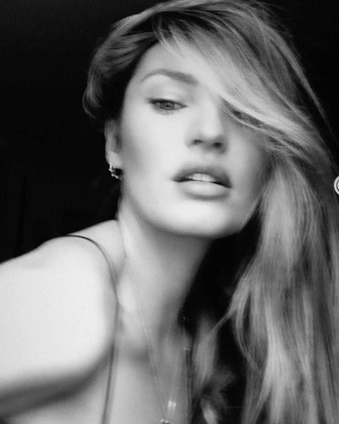 Thiên thần nội y Nam Phi siêu quyến rũ khi chụp ảnh tự cách ly ở nhà ảnh 4