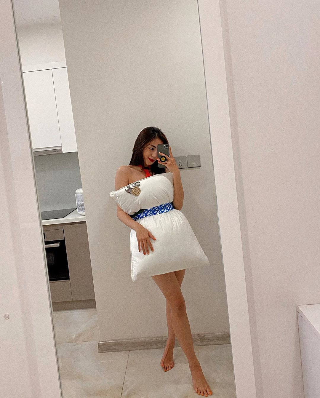 Hội bạn thân Chi Pu sang chảnh với trào lưu dùng gối ngủ làm... váy ảnh 2