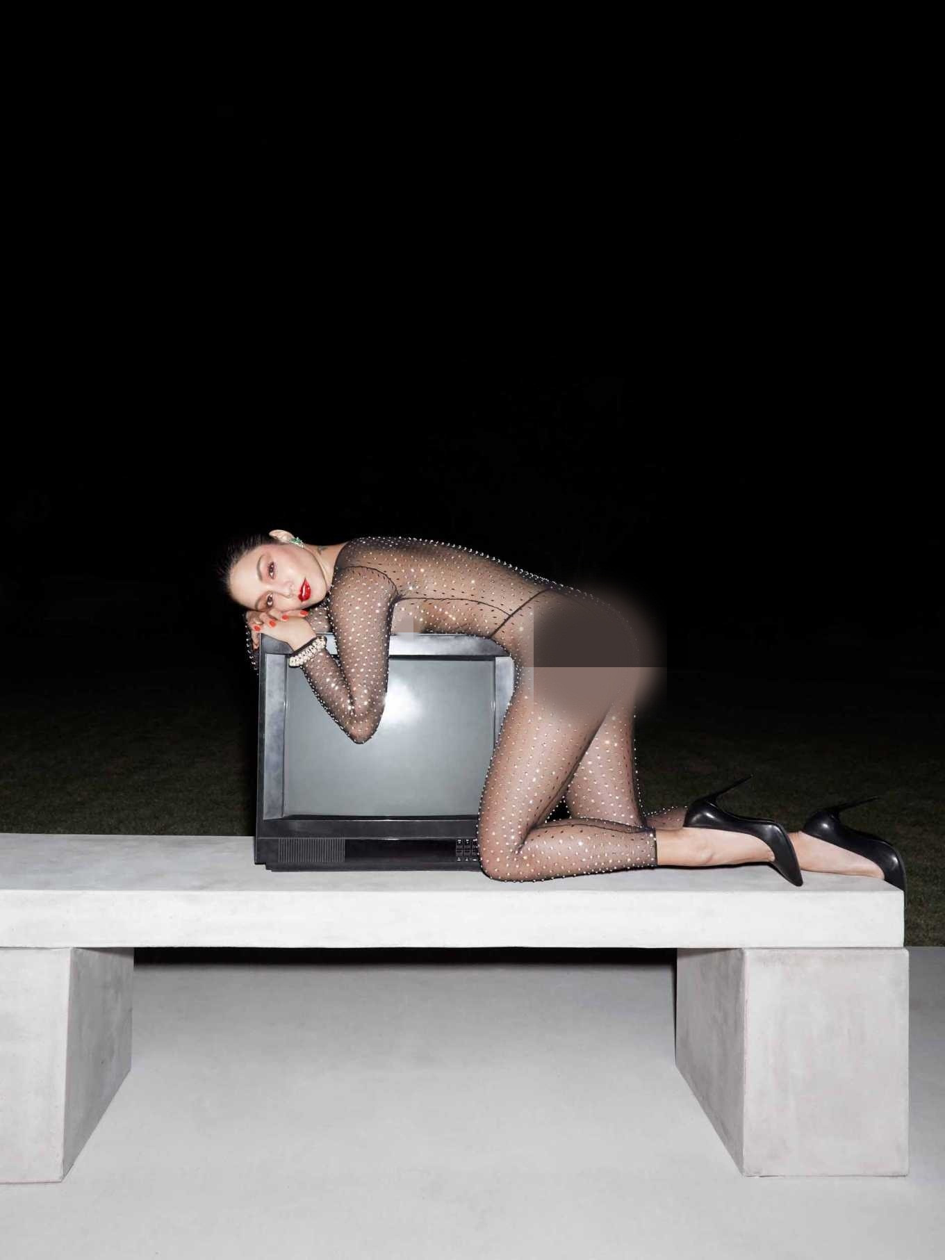 Vanessa Hudgens mặc bodysuit mỏng tang 'có như không' gây sốc ảnh 2