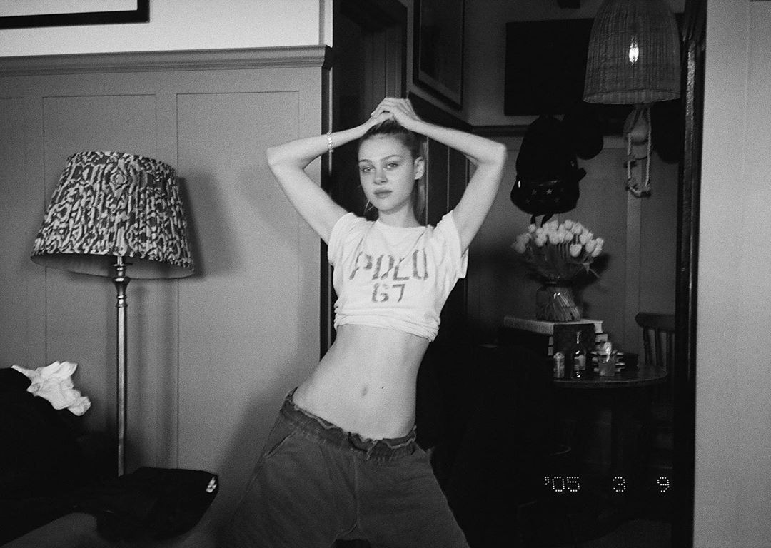 Cậu cả nhà Becks say đắm ôm ấp bạn gái khi tự cách ly ở biệt thự 27 phòng ngủ ảnh 4