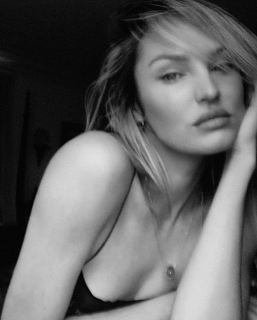 Thiên thần nội y Nam Phi siêu quyến rũ khi chụp ảnh tự cách ly ở nhà ảnh 3