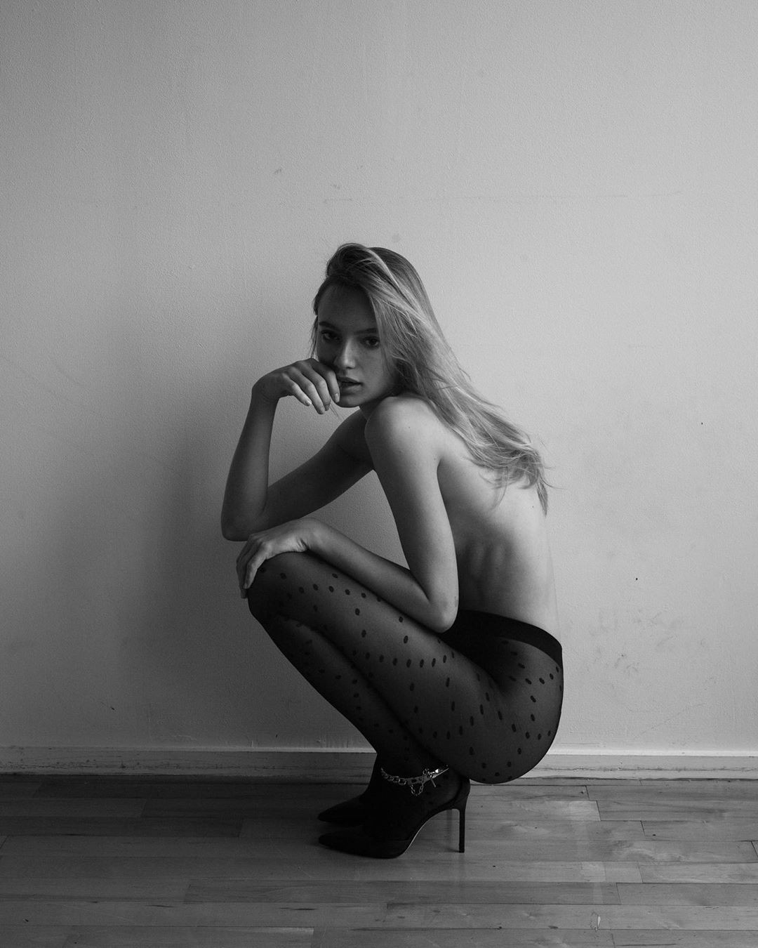 'Chân dài' Maya Stepper bán nude quyến rũ trước biển ảnh 7