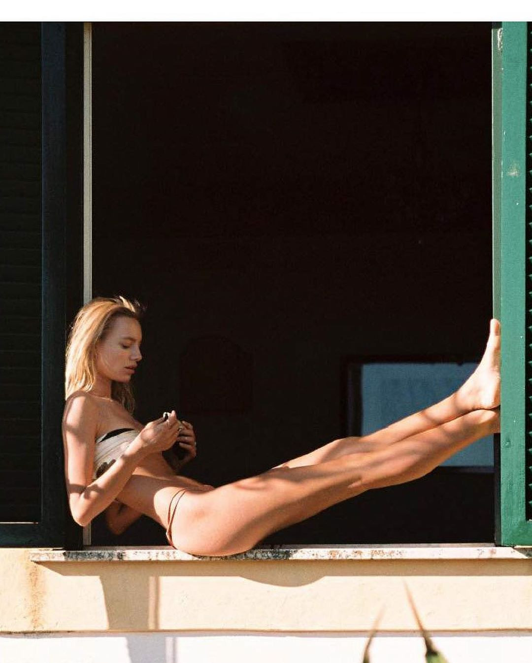 'Chân dài' Maya Stepper bán nude quyến rũ trước biển ảnh 9