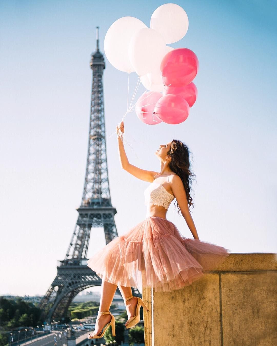 Cách ly ở Paris, nữ blogger và bạn trai mỗi ngày tung một clip 'lầy lội' hết cỡ ảnh 1