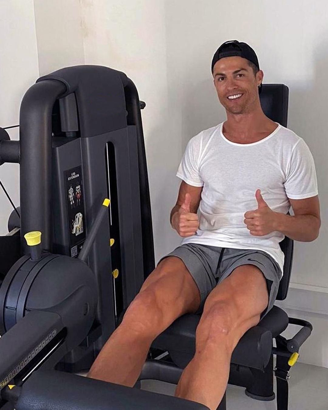 Ronaldo được bạn gái xinh đẹp cắt tóc tại nhà mùa dịch COVID-19 ảnh 3