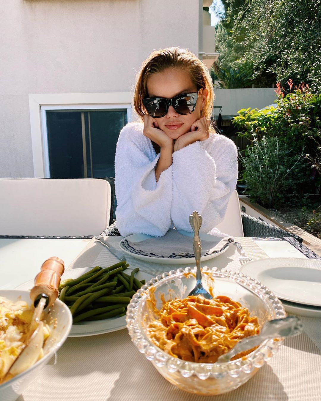 'Búp bê tóc vàng' Frida Aasen diện bikini tôn dáng vóc tạc tượng ảnh 11