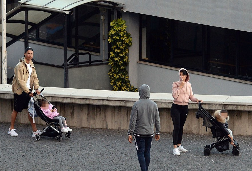 Ronaldo được bạn gái xinh đẹp cắt tóc tại nhà mùa dịch COVID-19 ảnh 6