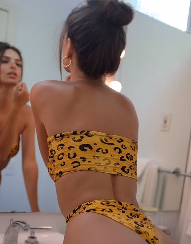 Emily Ratajkowski quá đỗi gợi cảm với loạt ảnh bikini tôn đường cong nữ thần ảnh 4