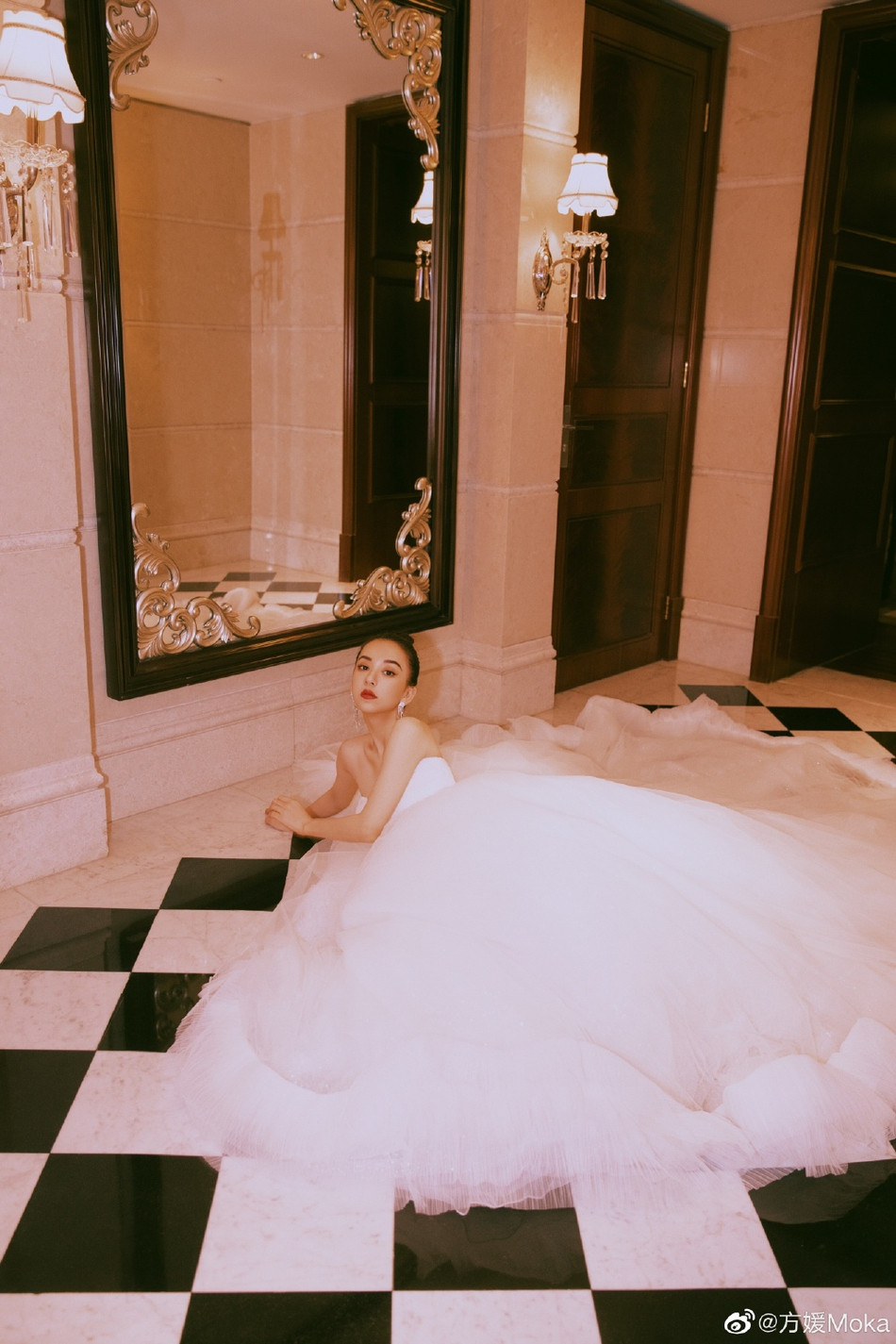 Vợ kém 23 tuổi của 'thiên vương' Quách Phú Thành lộng lẫy như công chúa ảnh 6