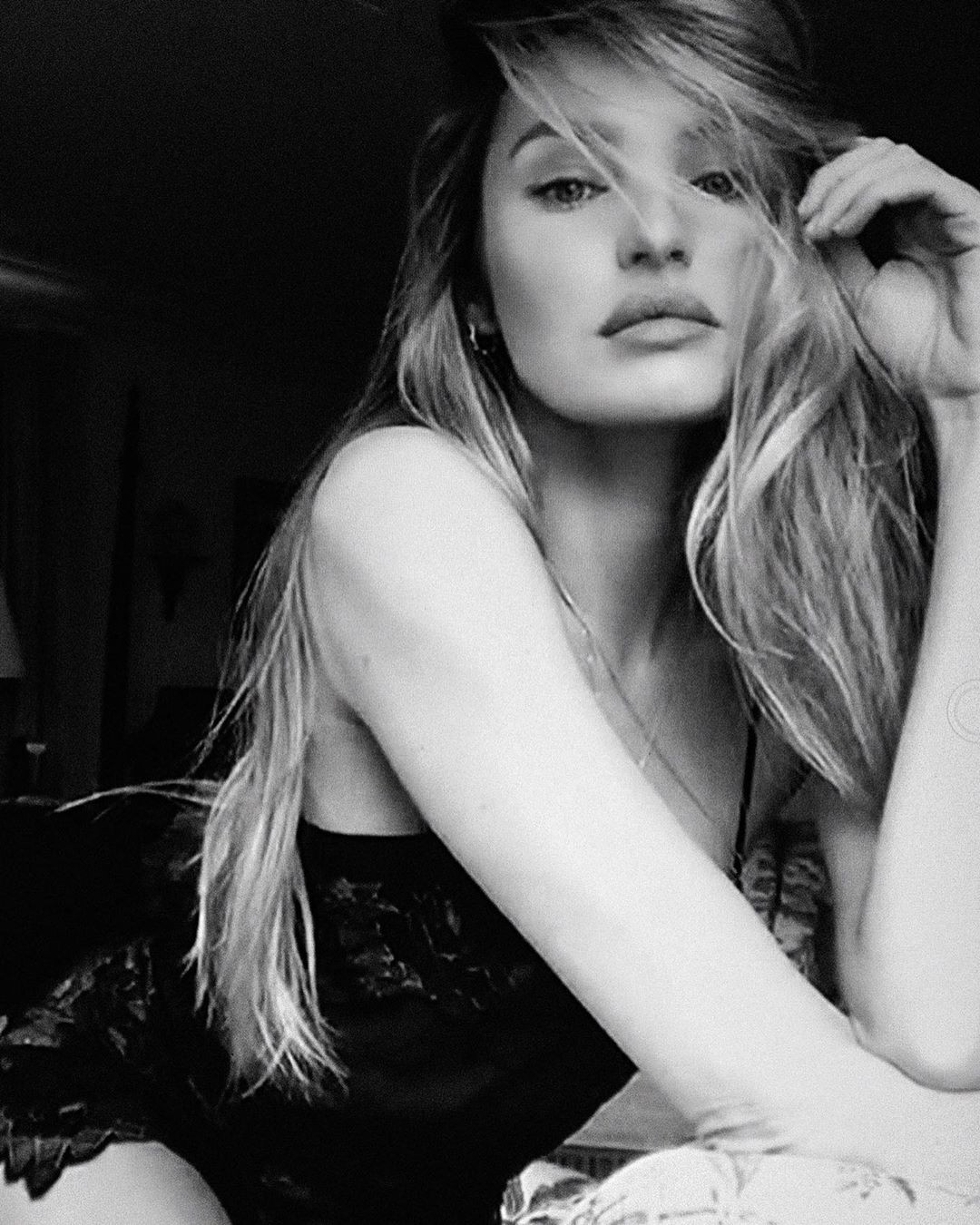 Thiên thần nội y Nam Phi siêu quyến rũ khi chụp ảnh tự cách ly ở nhà ảnh 5