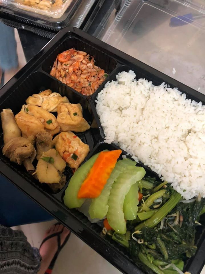 Thương lắm chú bộ đội dáng lom khom cúi gập để cảm ơn đồng bào! ảnh 7