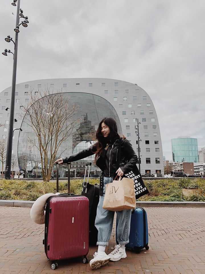 Thương lắm chú bộ đội dáng lom khom cúi gập để cảm ơn đồng bào! ảnh 1