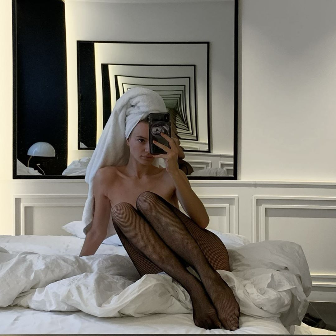 'Chân dài' Maya Stepper bán nude quyến rũ trước biển ảnh 6