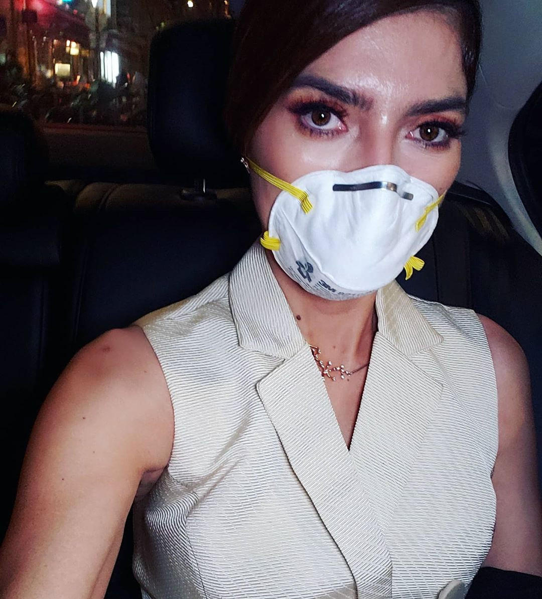 Sao nữ thích hở bạo Blanca Blanco dạy làm khẩu trang chỉ trong 30 giây ảnh 9