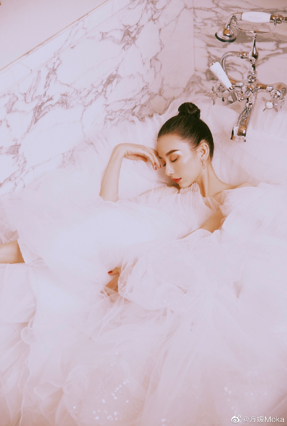 Vợ kém 23 tuổi của 'thiên vương' Quách Phú Thành lộng lẫy như công chúa ảnh 4