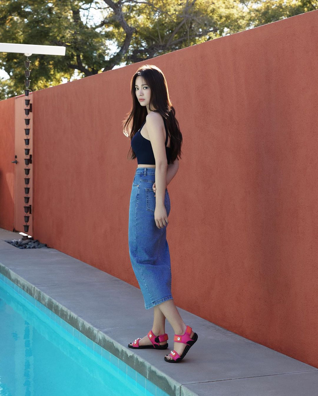 Mỹ nhân độc thân quyến rũ Song Hye Kyo khoe dáng thon với crop top ảnh 2