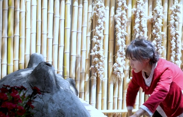 Clip 'tiên nữ đồng quê' Lý Tử Thất tự trồng chế biến các món với tỏi hút triệu view ảnh 6