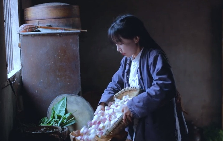 Clip 'tiên nữ đồng quê' Lý Tử Thất tự trồng chế biến các món với tỏi hút triệu view ảnh 4