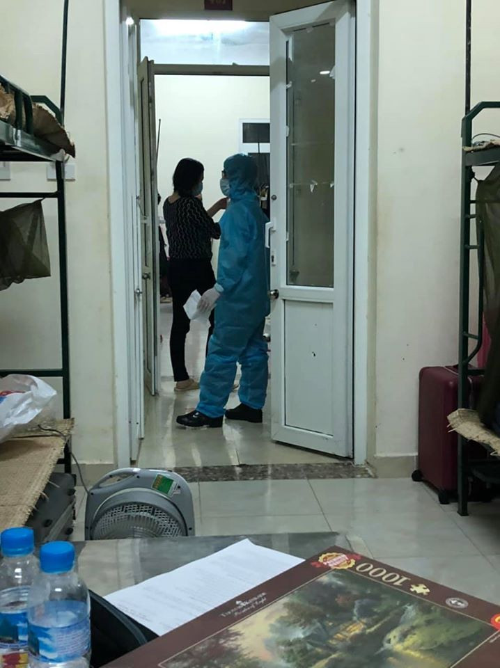 Thương lắm chú bộ đội dáng lom khom cúi gập để cảm ơn đồng bào! ảnh 3