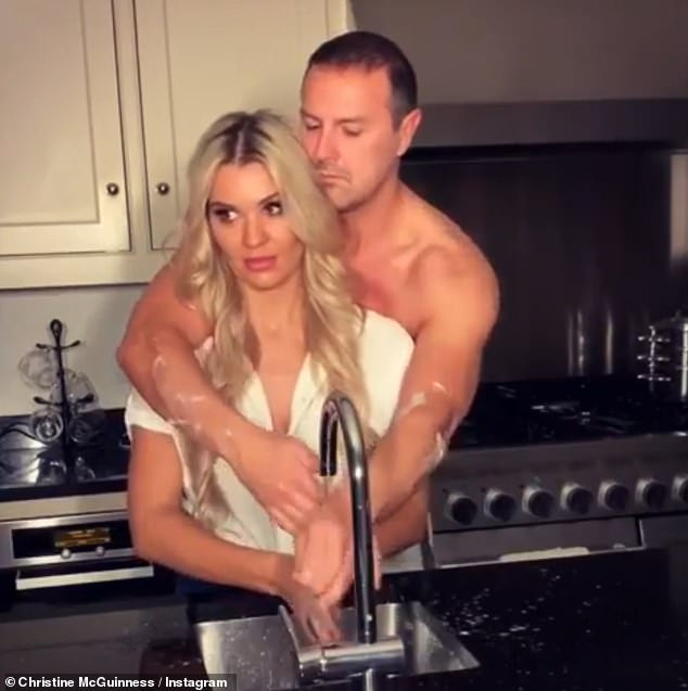 Cười ngất 'phiên bản lỗi' của cảnh nóng kinh điển phim Hồn ma ảnh 1