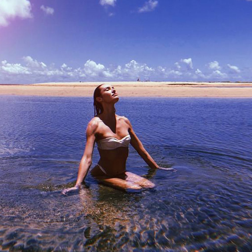 Thiên thần nội y Nam Phi siêu quyến rũ khi chụp ảnh tự cách ly ở nhà ảnh 7