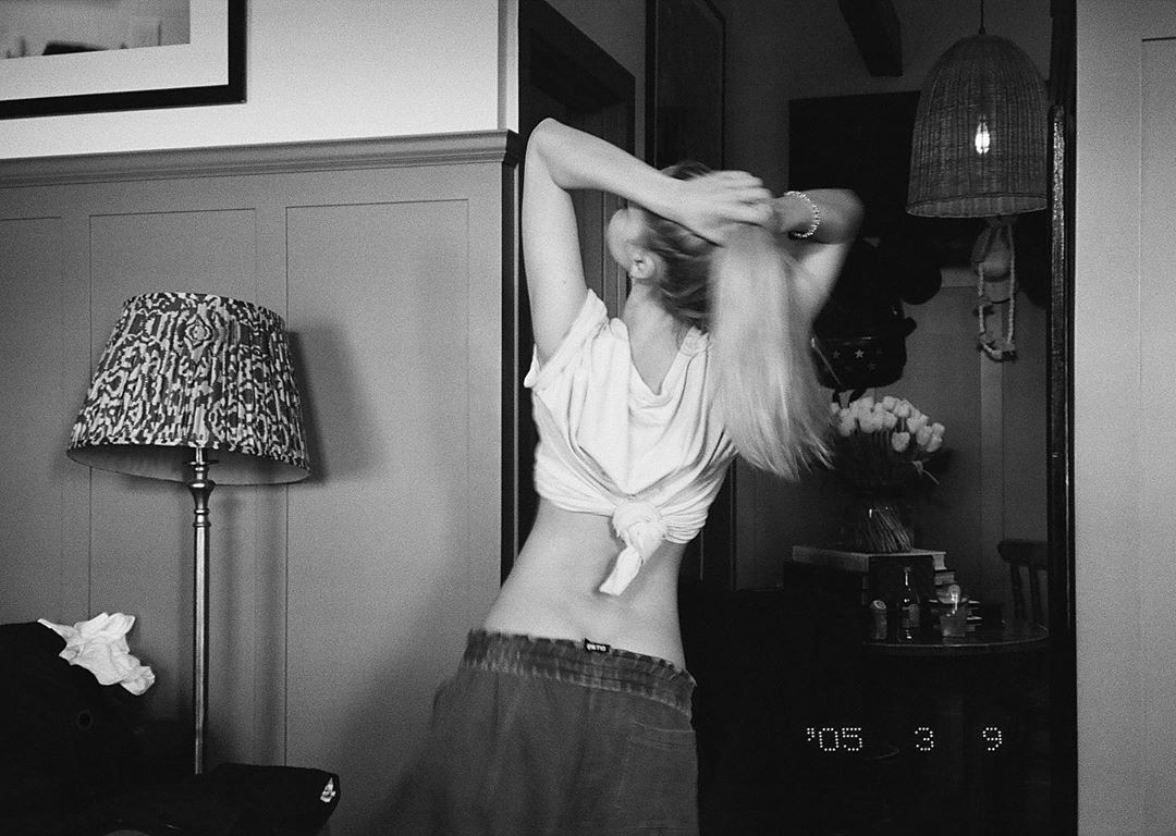 Cậu cả nhà Becks say đắm ôm ấp bạn gái khi tự cách ly ở biệt thự 27 phòng ngủ ảnh 5