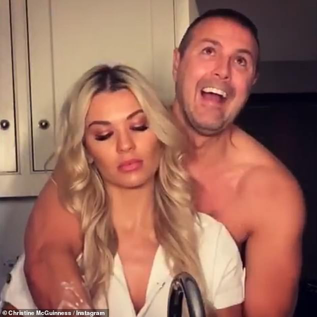 Cười ngất 'phiên bản lỗi' của cảnh nóng kinh điển phim Hồn ma ảnh 3